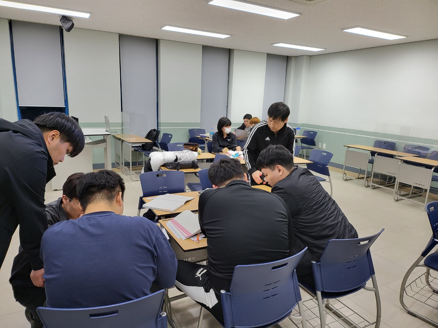 오늘도 늦은시간 강의실 불을 밝히며 학교를 깨웁니다~!!